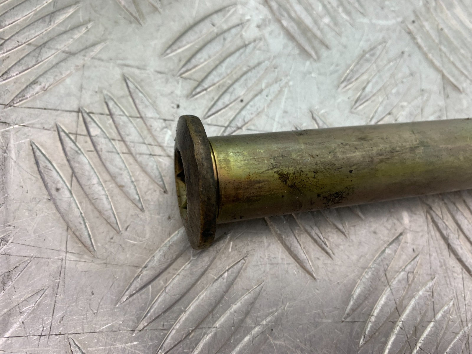 TRIUMPH 955i SPRINT ST SWINGARM SPINDLE  YEAR 1999-04 (CMB1230)