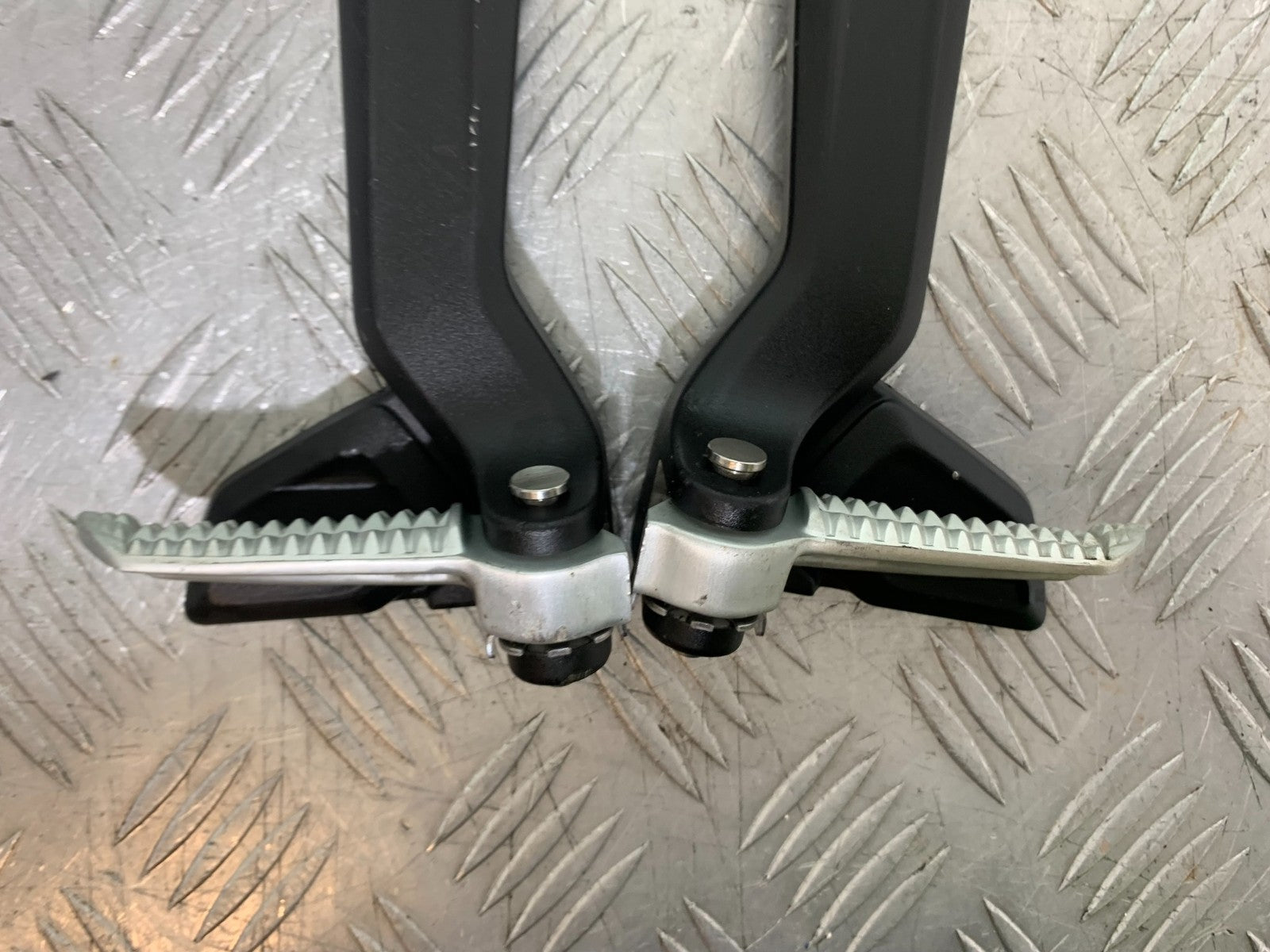 TRIUMPH TRIDENT 660 REAR HANGER SAND PEGS   YEAR 2021-2024 (CMB1295)