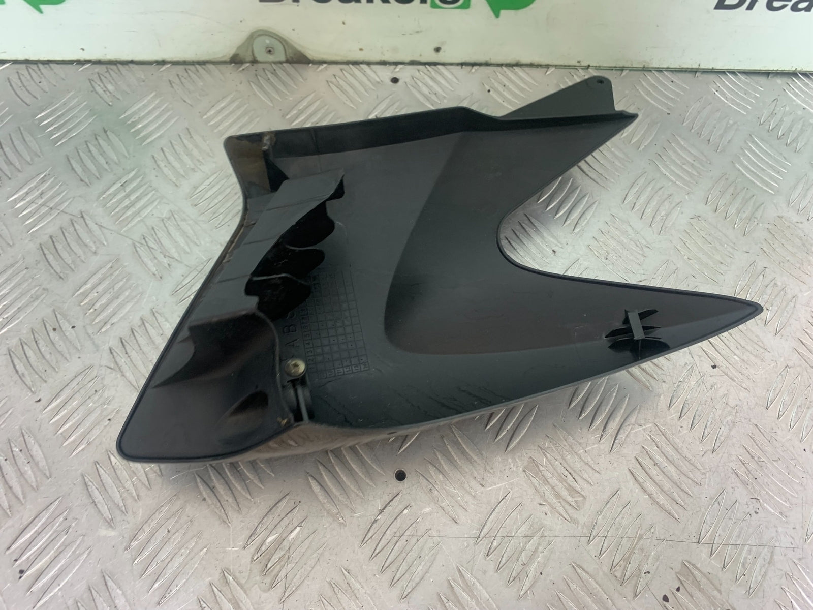 YAMAHA YBR125 YBR 125 LEFT TANK PANEL  YEAR 2010-2017 (CMB1163)