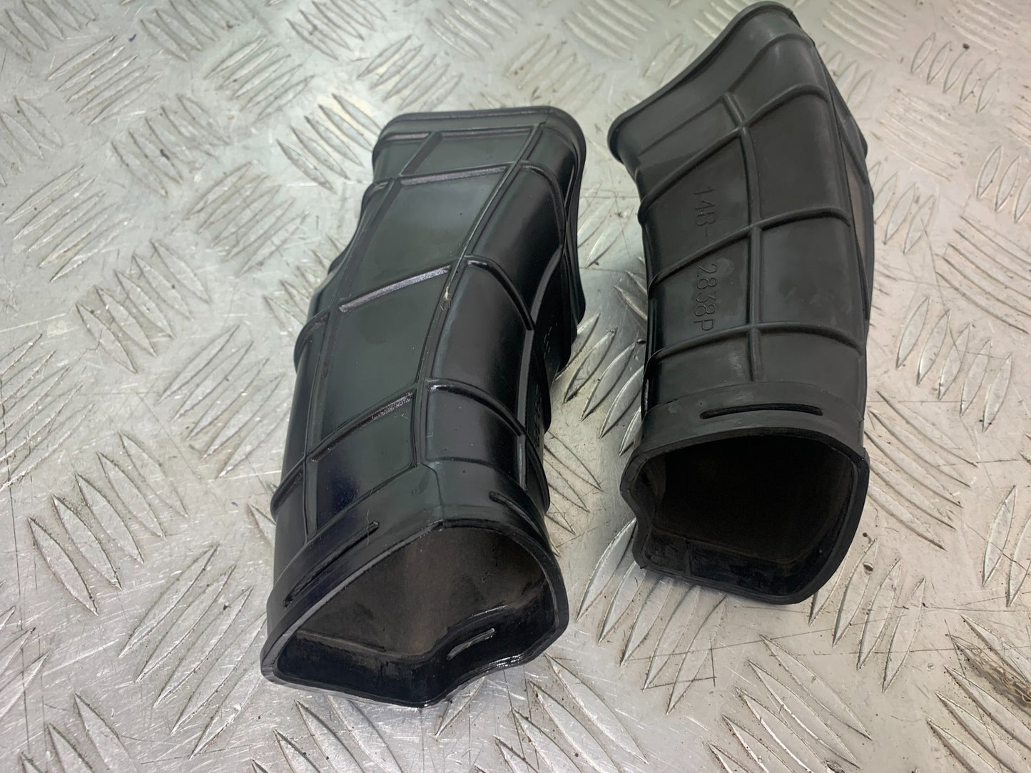 YAMAHA YZF R1 14 B BIG BANG LEFT & RIGHT AIR TUBE RUBBERS    2009-14 (CMB1175)