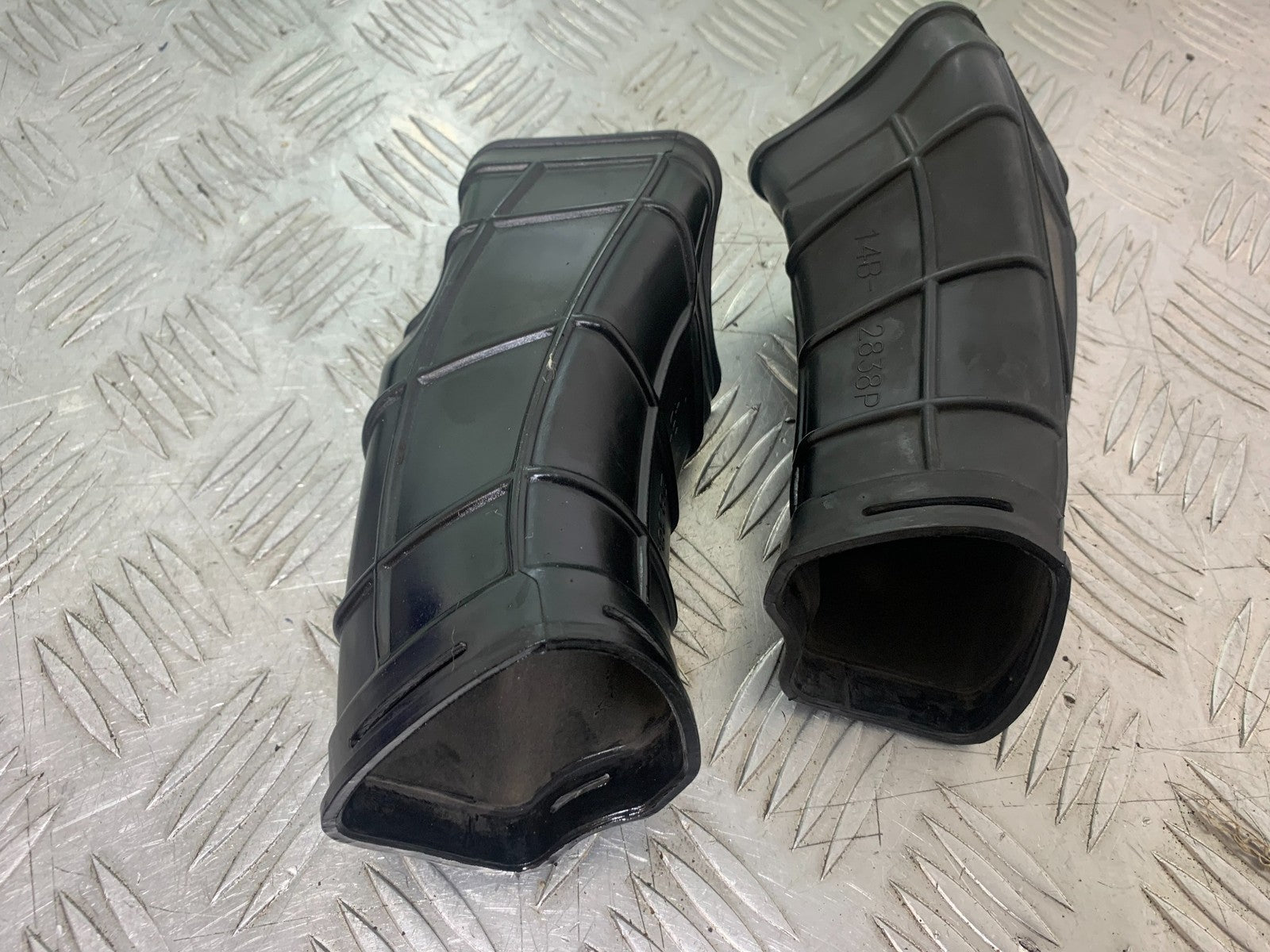 YAMAHA YZF R1 14 B BIG BANG LEFT & RIGHT AIR TUBE RUBBERS    2009-14 (CMB1175)