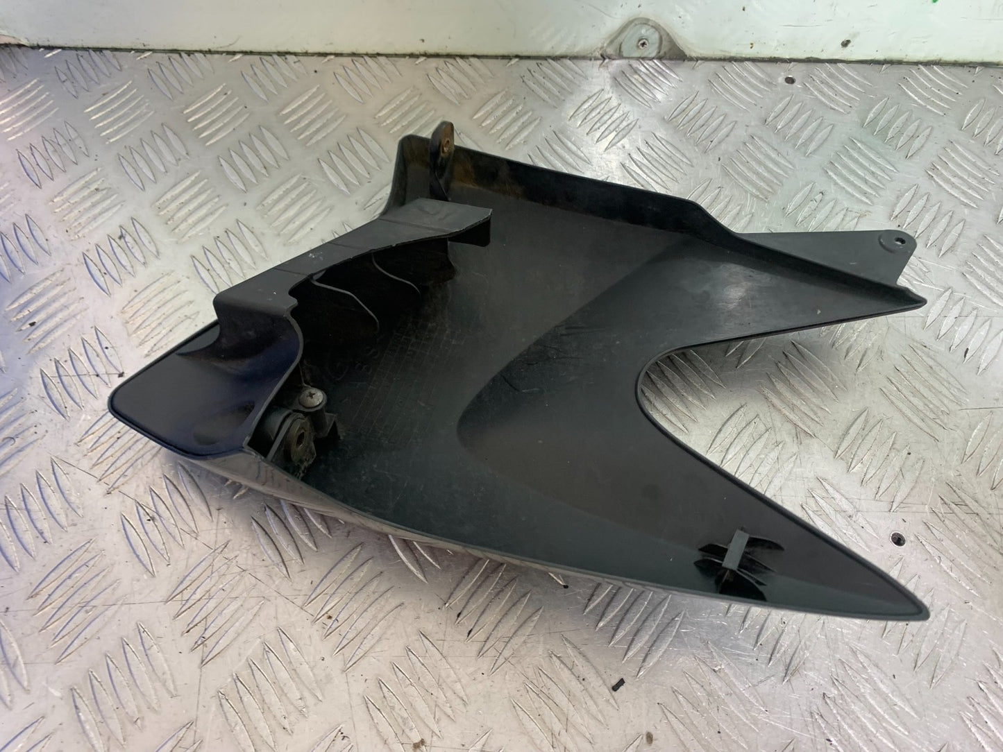 YAMAHA YBR125 YBR 125 LEFT TANK PANEL  YEAR 2010-2017 (CMB1252)