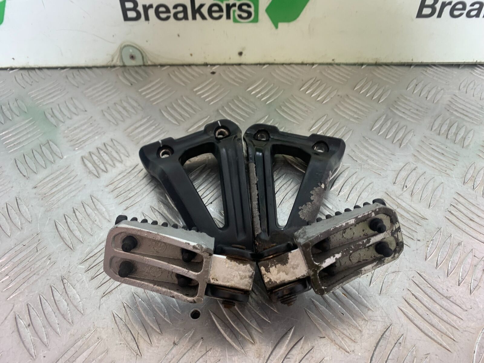 SINNIS TERRAIN 125 REAR HANGER AND PEGS  YEAR 2024 (CMB1072)
