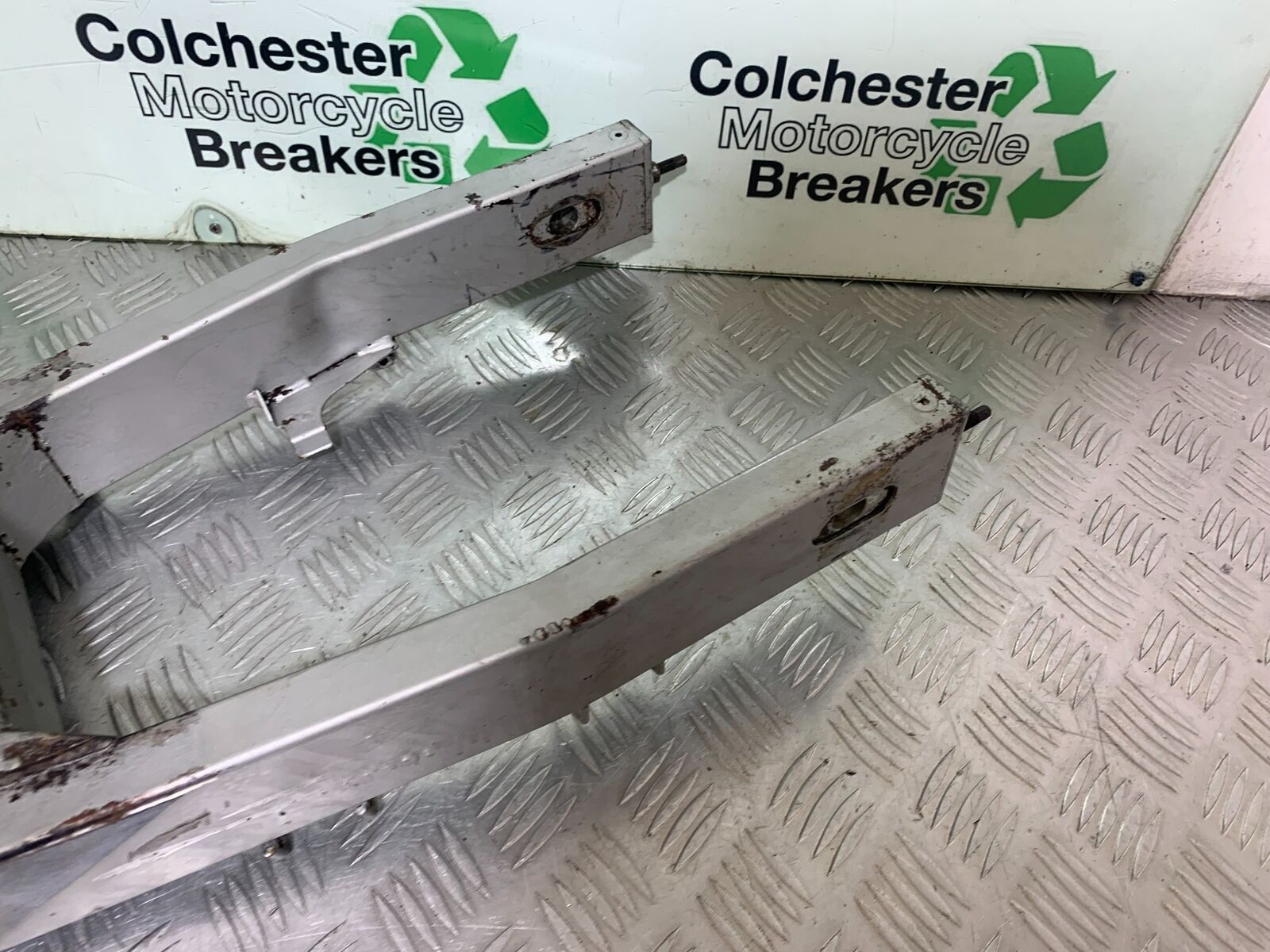 KAWASAKI Z750 ZR750 ZR-7S SWINGARM YEAR 1999-05 (CMB1135)