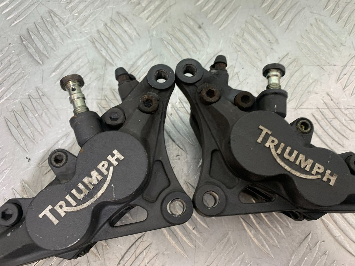 TRIUMPH 955i SPRINT ST FRONT BRAKE CALIPERS YEAR 1999-04 (CMB1230)