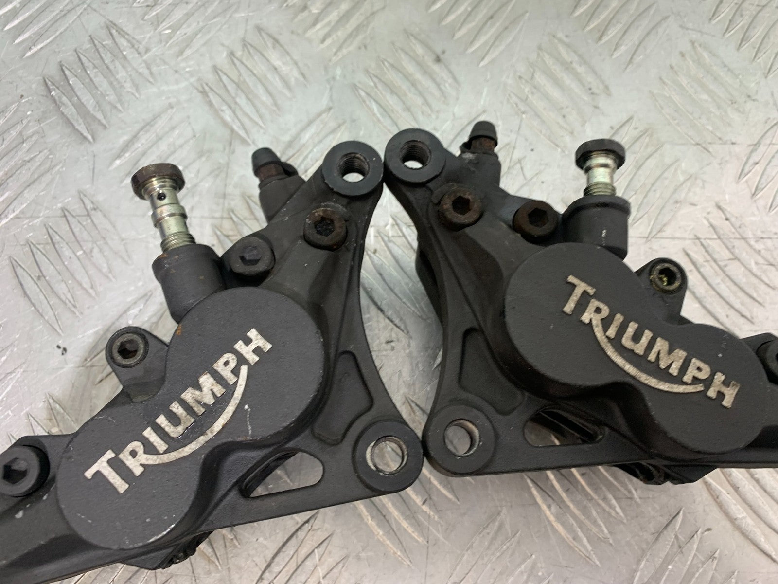 TRIUMPH 955i SPRINT ST FRONT BRAKE CALIPERS YEAR 1999-04 (CMB1230)