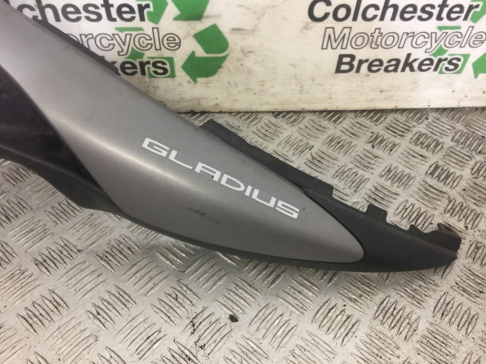 SUZUKI SFV650 SFV 650 GLADIUS LEFT SEAT PANEL  2009-15 (STOCK 709)