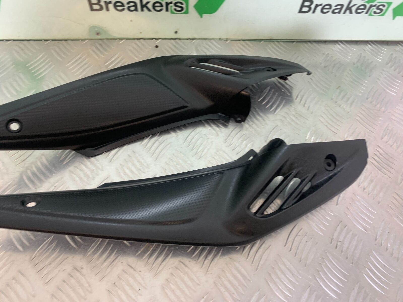 SUZUKI DL 650 V-STROM LEFT AND RIGHT SIDE VENTS    YEAR 2016 (STOCK 996)