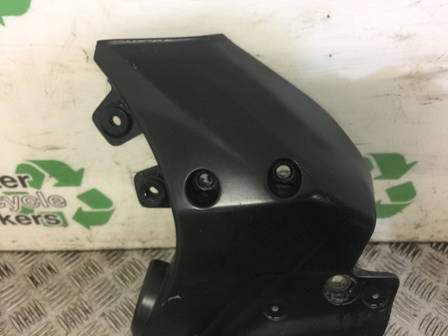 TRIUMPH TROPHY 1215 SE FRONT LEFT HANGER AND PEG YEAR 2012-2017 (STOCK 567)