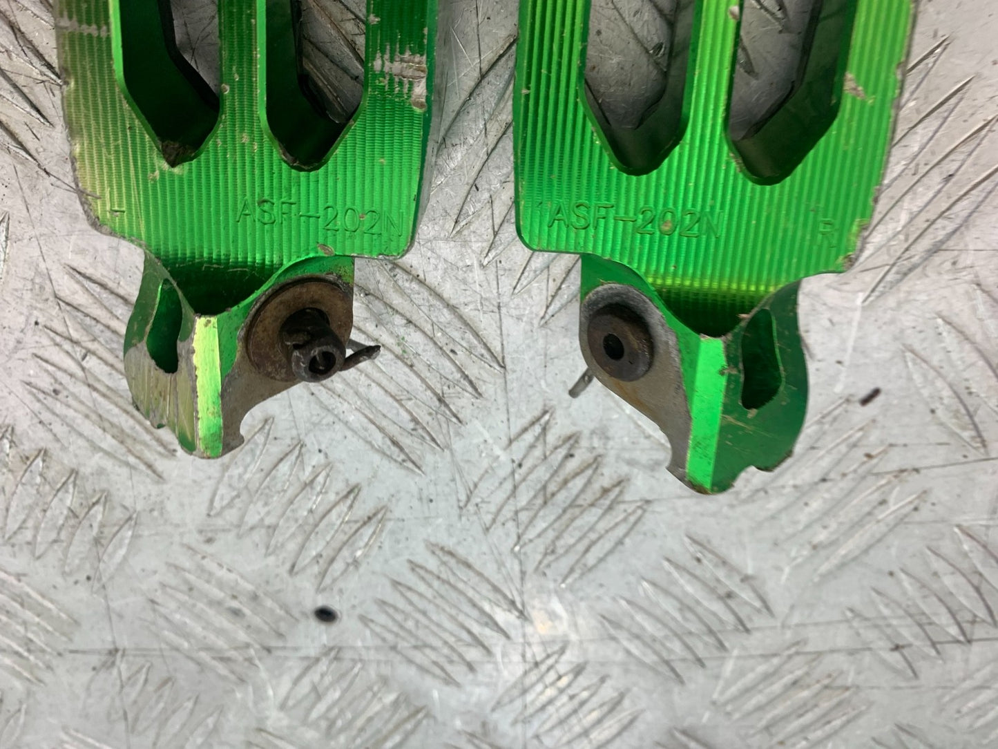 KAWASAKI KXF450 KXF 450 FOOTPEGS  YEAR 2013 CMB1217)