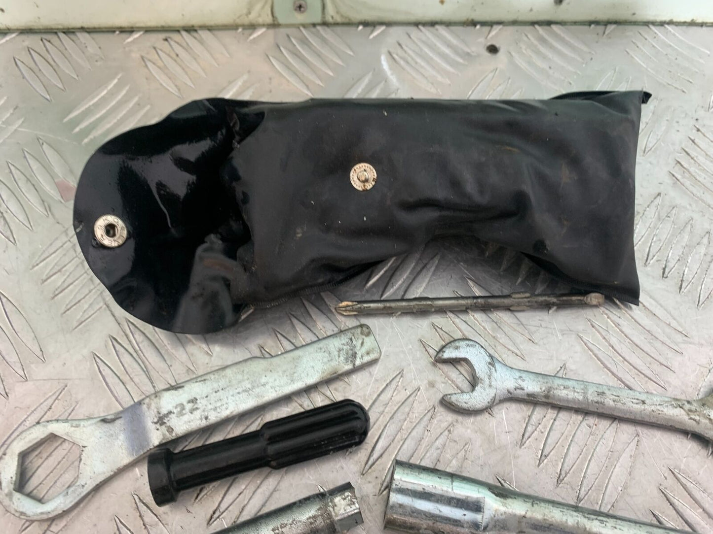 KAWASAKI Z750 Z 750 TOOL KIT   YEAR 2004-2006  (CMB1104)
