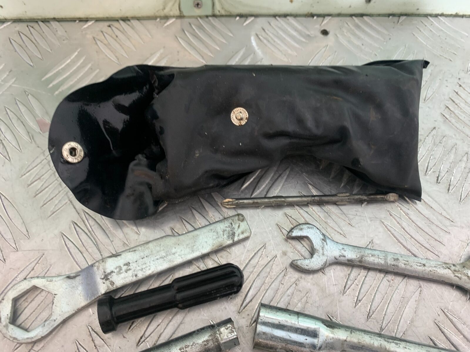 KAWASAKI Z750 Z 750 TOOL KIT   YEAR 2004-2006  (CMB1104)