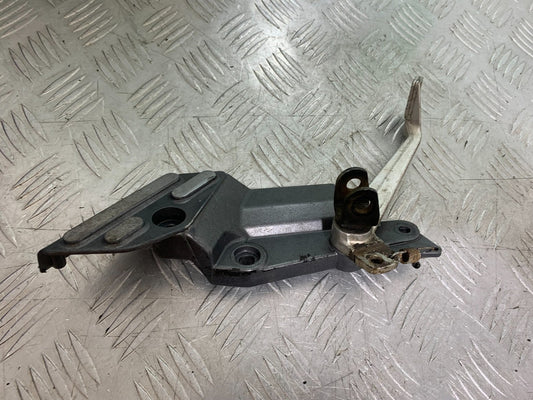 TRIUMPH TROPHY 900 FRONT RIGHT HANGER & PEDAL    YEAR 1991-95 (CMB1251)