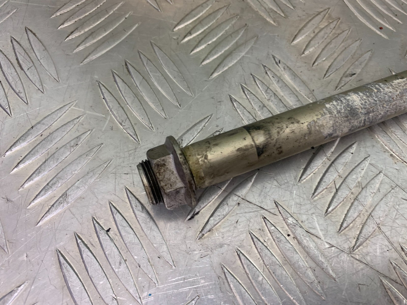 KAWASAKI ZX10R ZX10 R SWINGARM  SPINDLE   2008-2010 (CMB1206)
