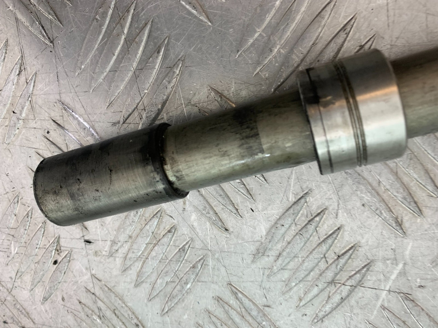 TRIUMPH 1050 SPRINT ST FRONT WHEEL SPINDLE  2003-2011 (CMB1285)