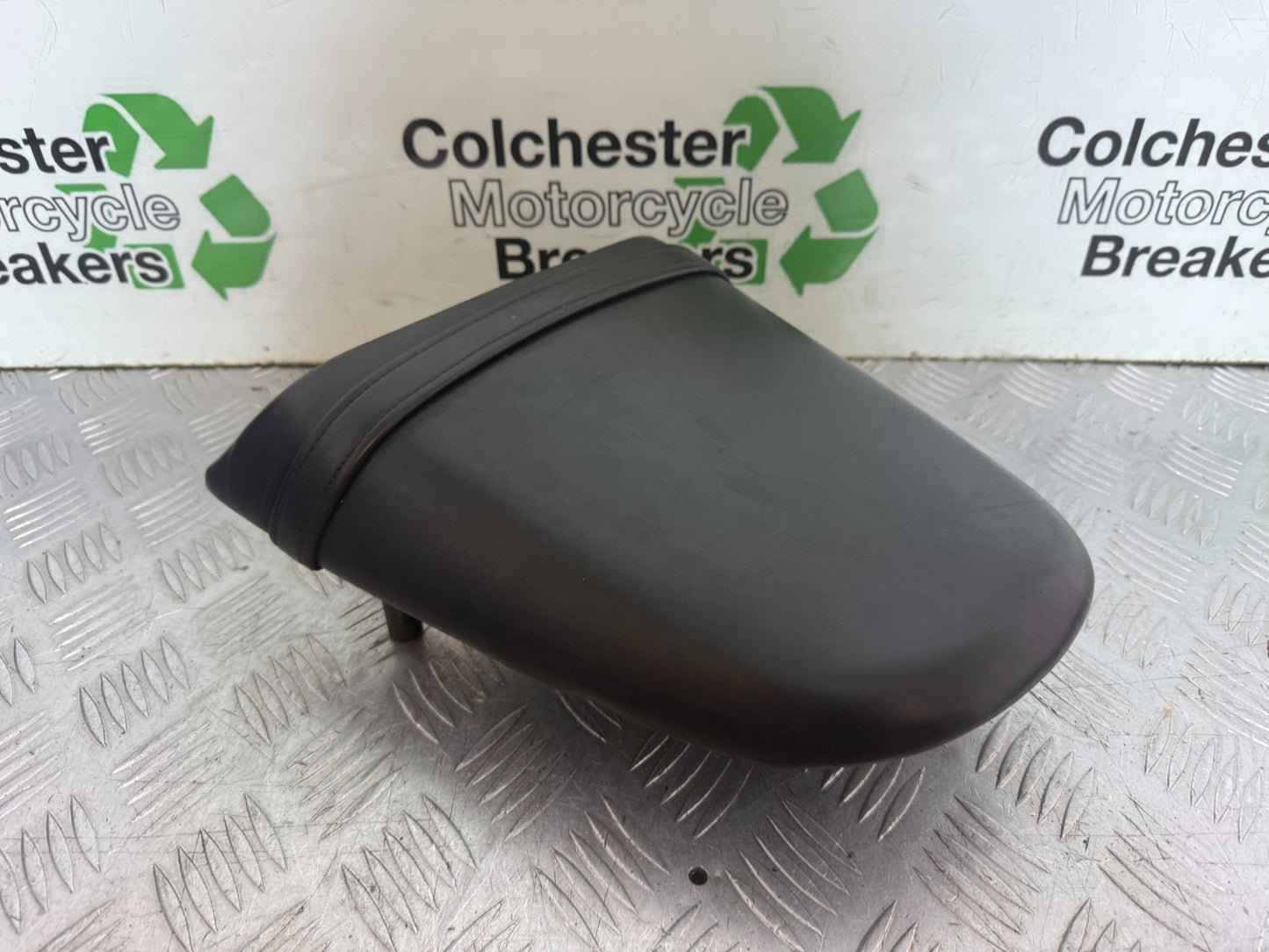 TRIUMPH 955i DAYTONA REAR PILLION SEAT YEAR 2002-2004