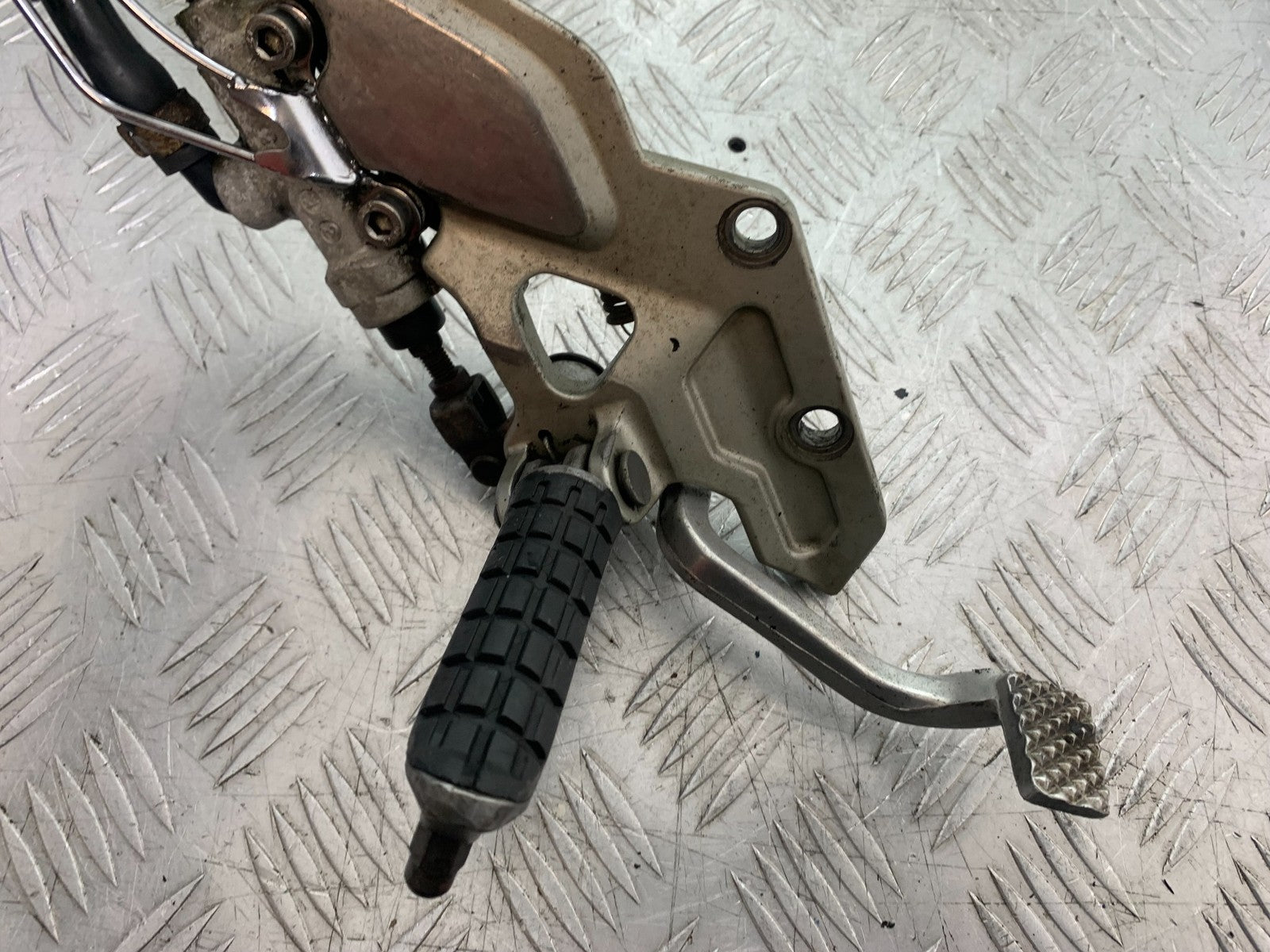 KAWASAKI ZZR1100 D FRONT RIGHT HANGER AND PEG & PEDAL  YEAR 1993-2001 (CMB1289)