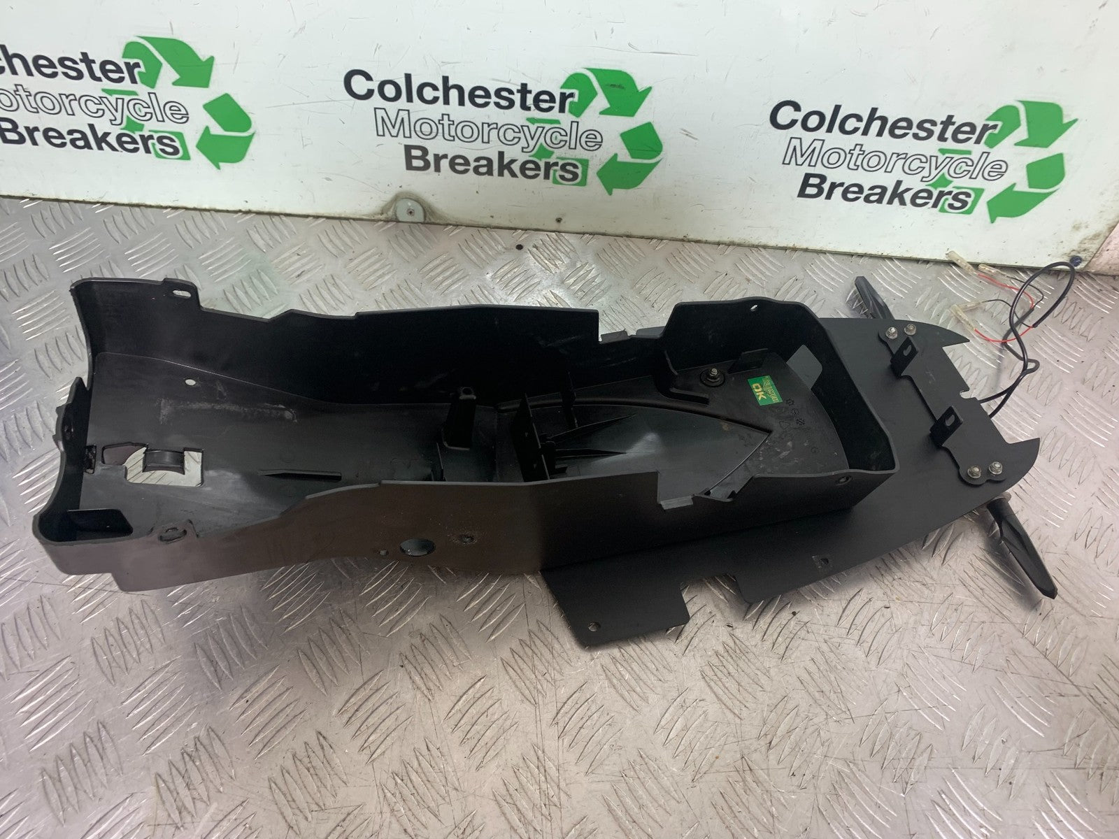 TRIUMPH 1050 SPEED TRIPLE UNDERTRAY AND INDICATORS  YEAR 2005-2007 (CMB1322)