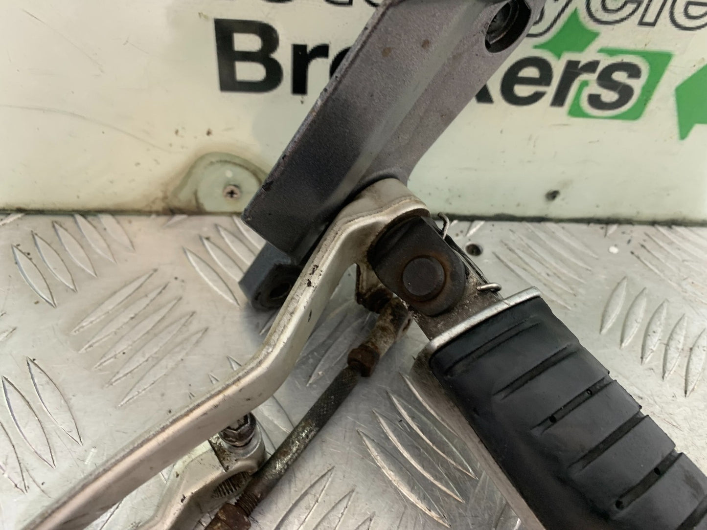 TRIUMPH TROPHY 900 FRONT LEFT HANGER AND PEG & LEVER    YEAR 1991-95 (CMB1251)