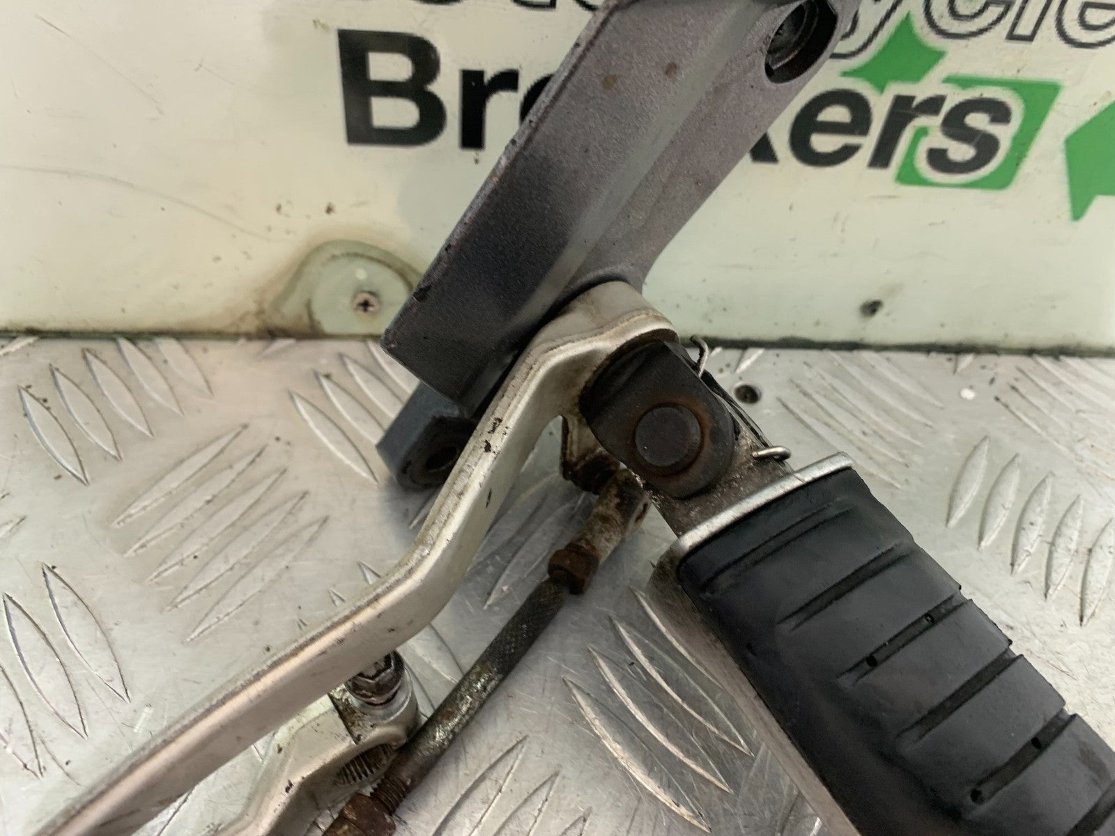 TRIUMPH TROPHY 900 FRONT LEFT HANGER AND PEG & LEVER    YEAR 1991-95 (CMB1251)