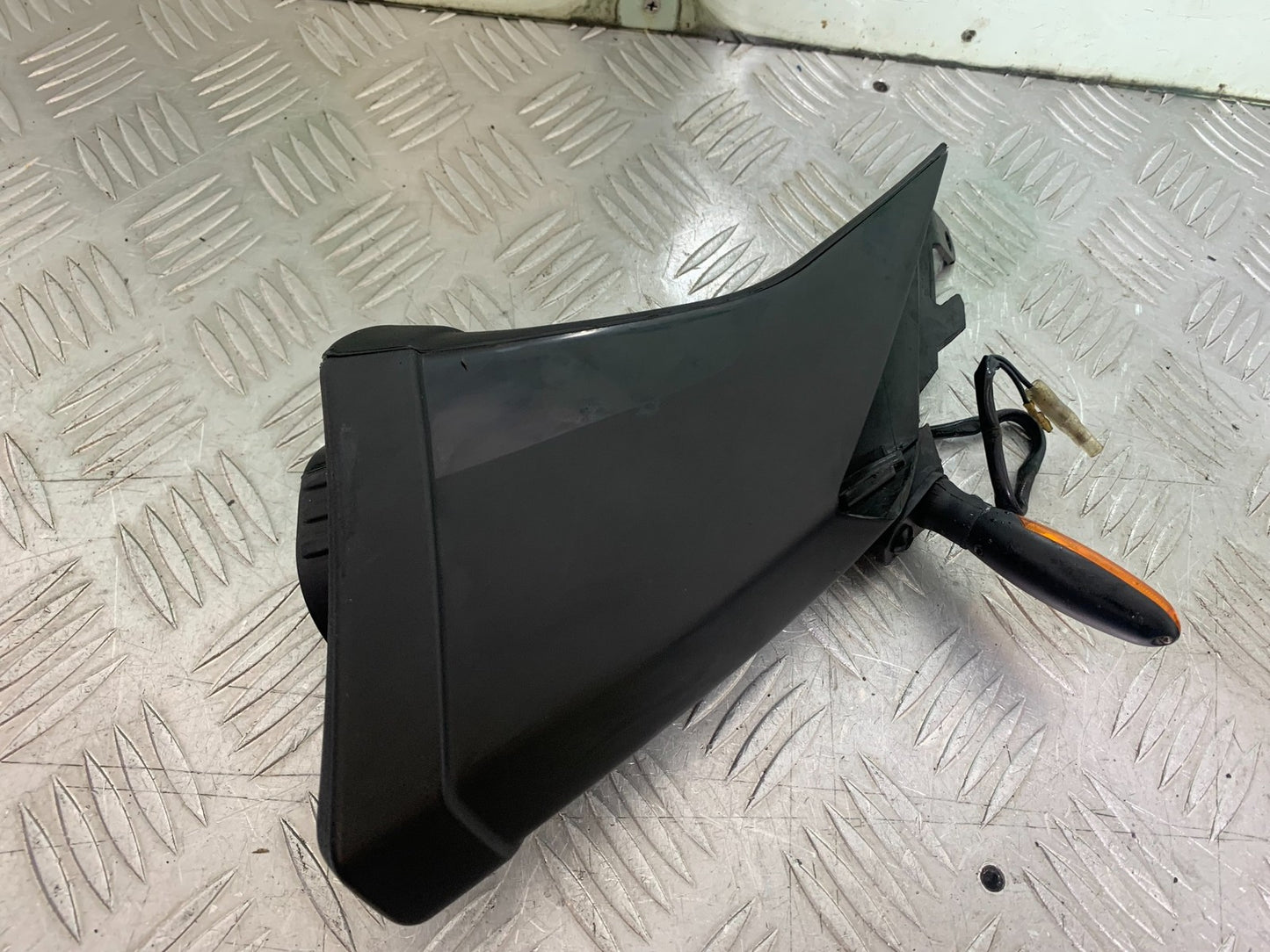 APRILIA TUONO 1000 V4 RIGHT AIR TUBE AND INDICATOR YEAR 2013-2014  (CMB1239)