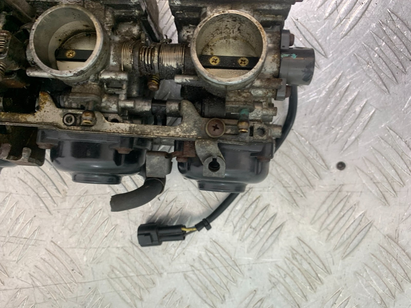 SUZUKI GSF600 GSF 600 BANDIT CARBS (SEIZED SOLD AS PARTS)   2000-2004 (CMB1269)