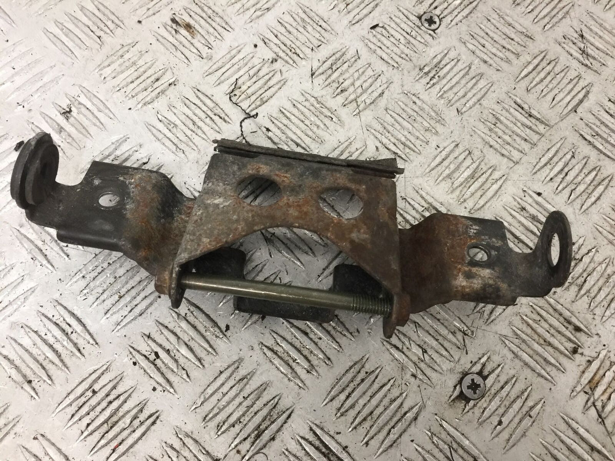 SUZUKI GSXR750 GSXR 750 SRAD TANK BRACKET YEAR 1999 (STOCK 880)