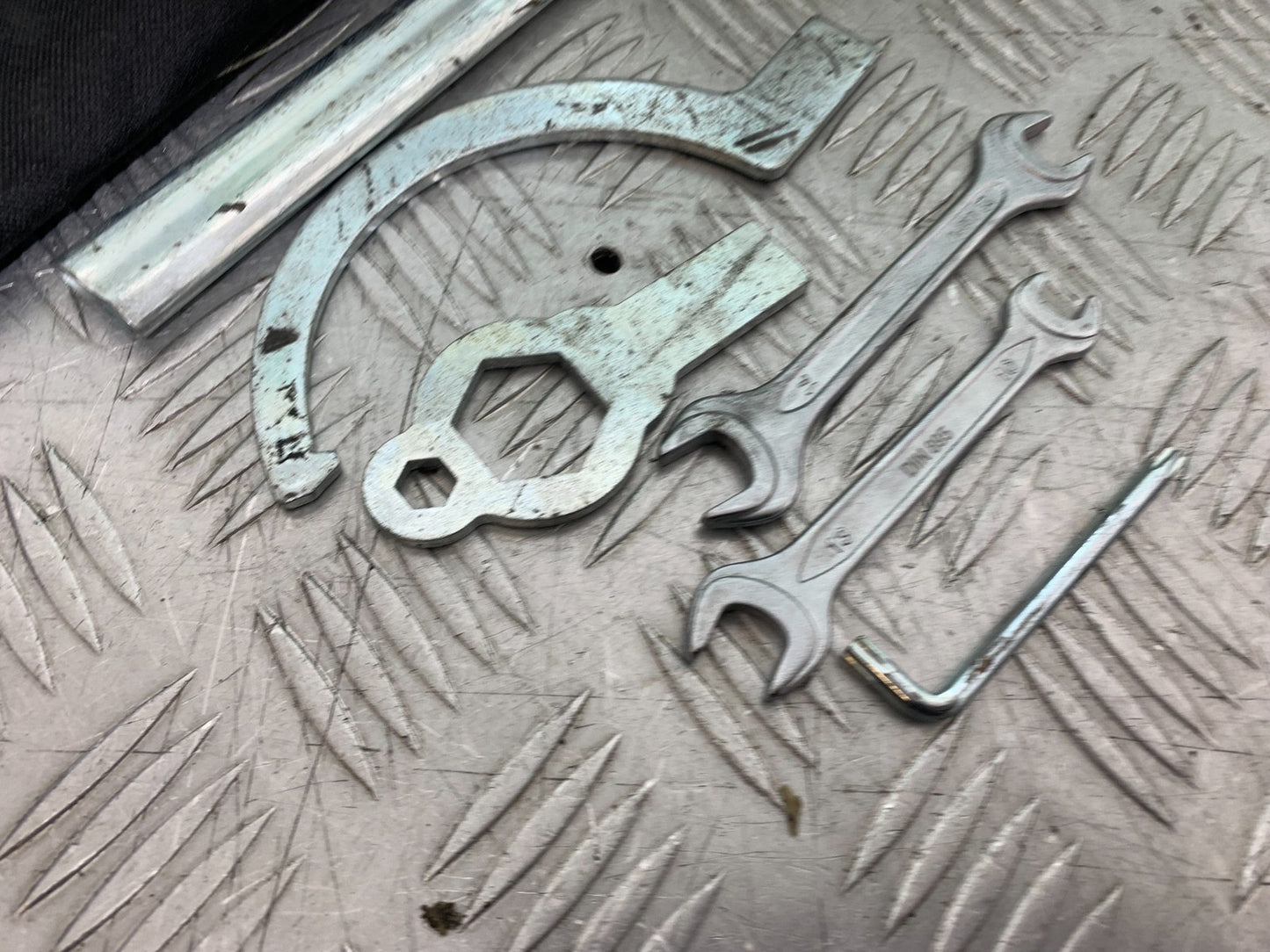 KTM 1290 SUPER DUKE R TOOL KIT  YEAR 2020-2024 (CMB1272)
