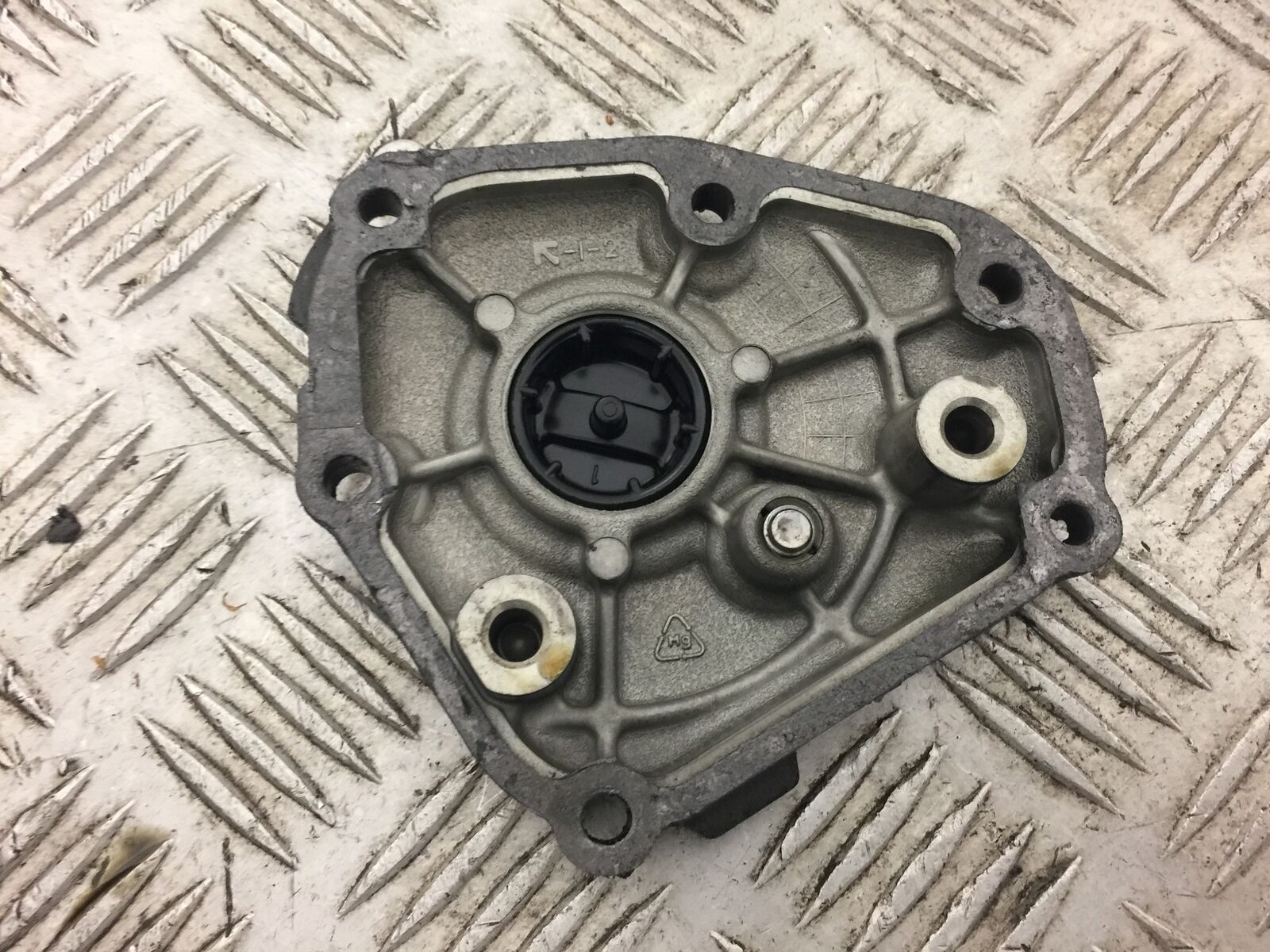 YAMAHA YZF R1 RIGHT ENGINE COVER  YEAR 2004-2006