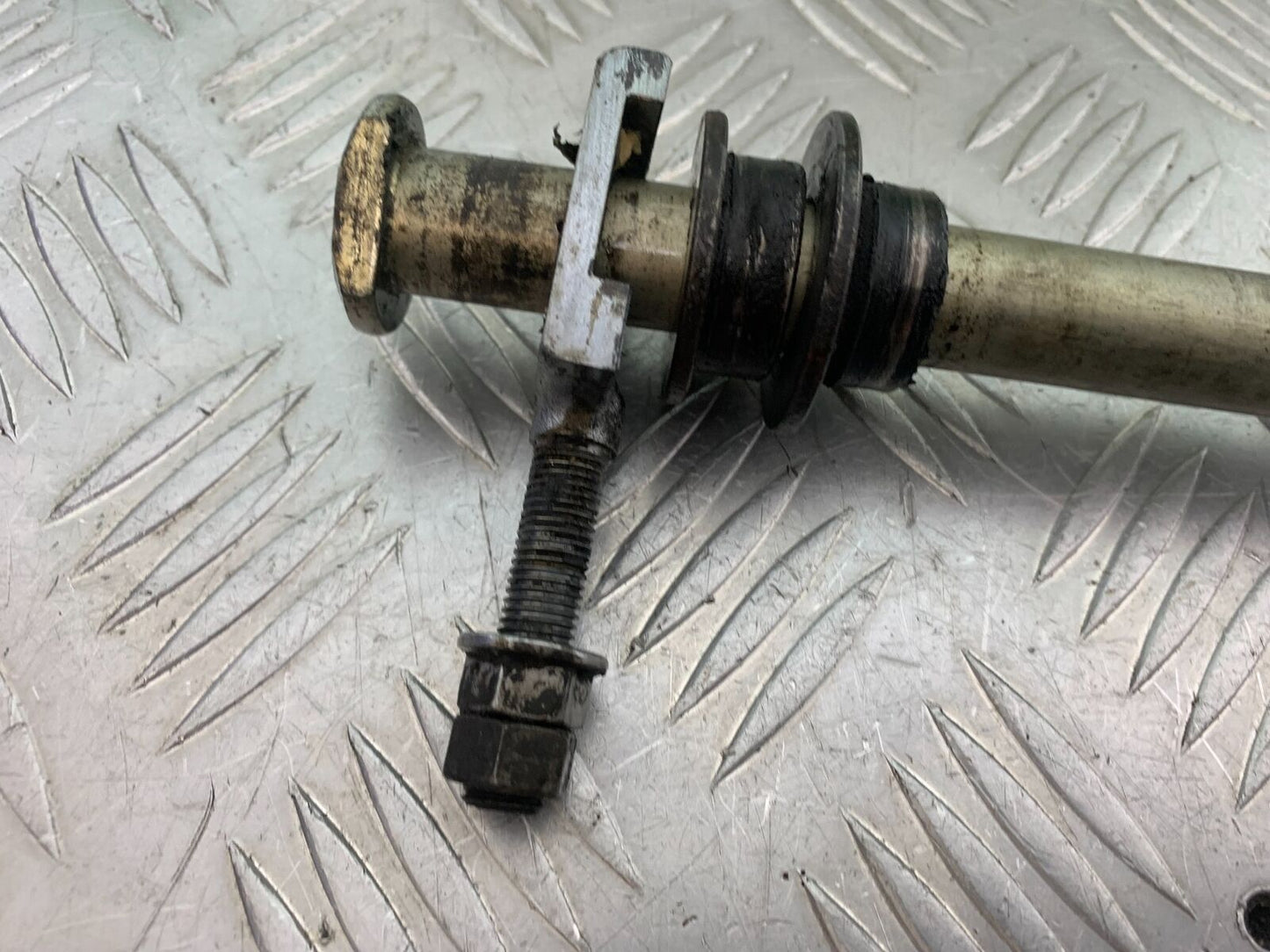 TRIUMPH THUNDERBIRD 1600 REAR WHEEL SPINDLE  YEAR 2011 (CMB1107)