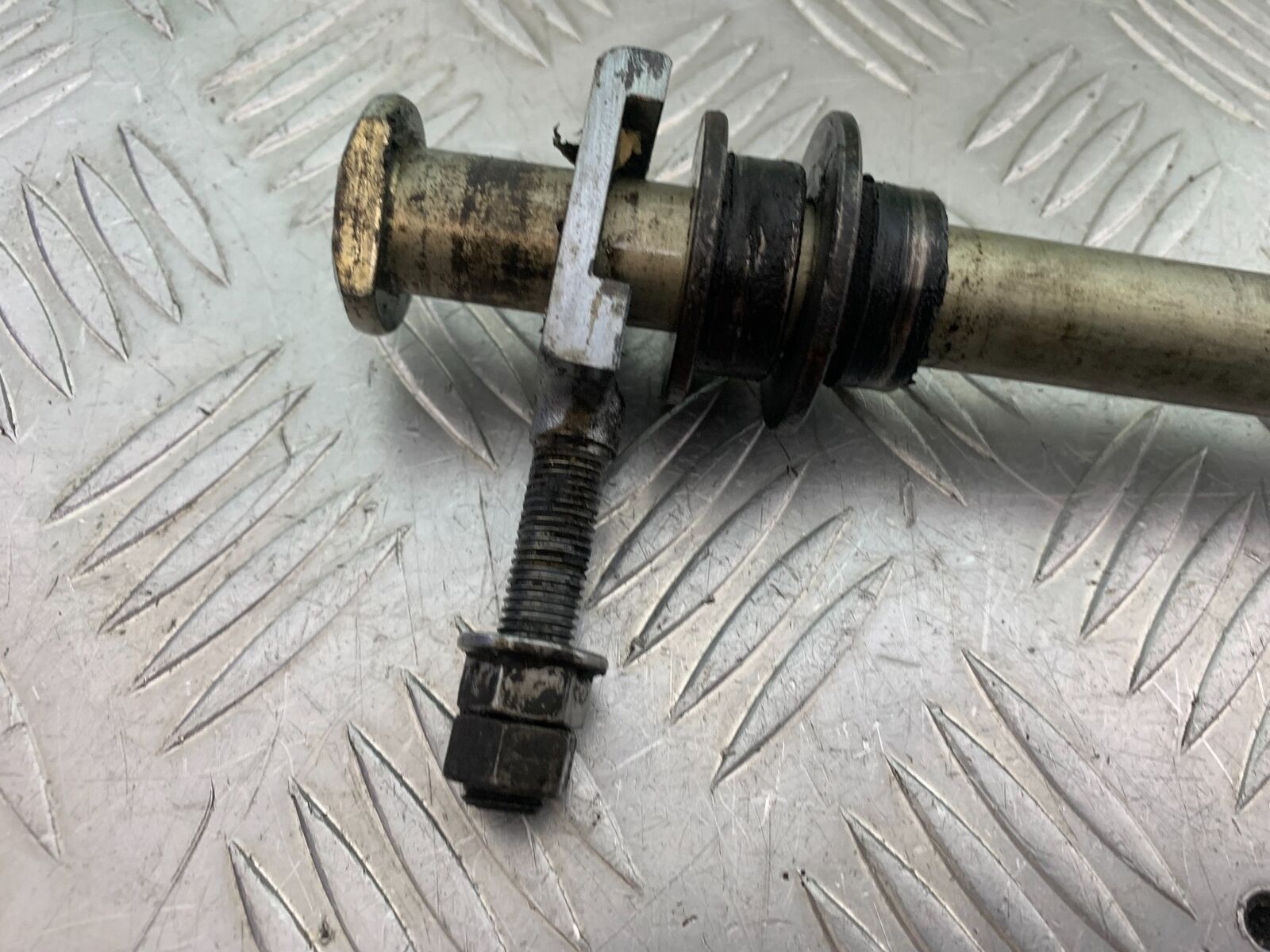 TRIUMPH THUNDERBIRD 1600 REAR WHEEL SPINDLE  YEAR 2011 (CMB1107)