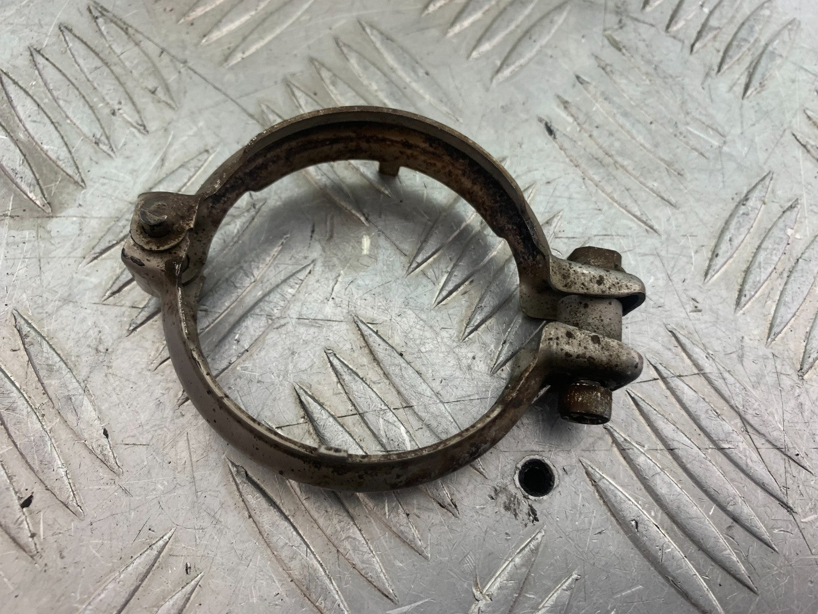 YAMAHA YZF R1 14 B BIG BANG EXHAUST CLAMP   2009-14 (CMB1175)