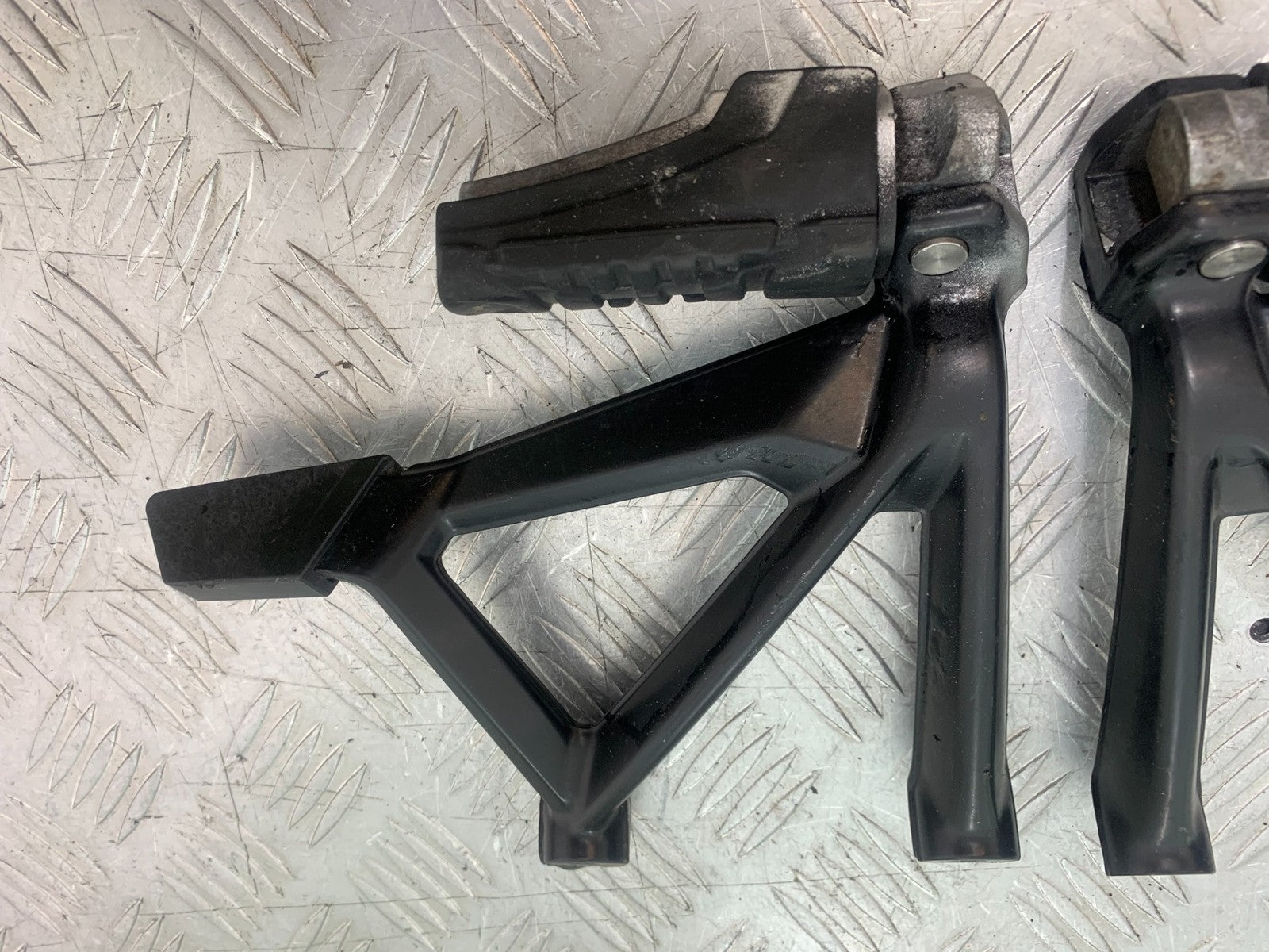 BMW R1200 R 1200 GS REAR HANGERS AND PEGS  YEAR 2013-2016 (CMB1257)