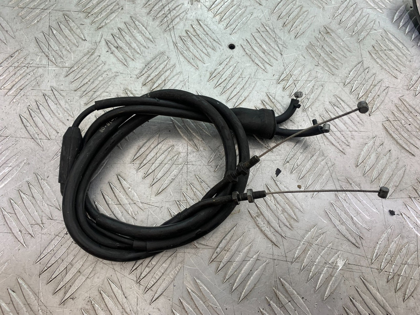 TRIUMPH SPEED TRIPLE R 1050 THROTTLE CABLES   2009 (CMB1183)