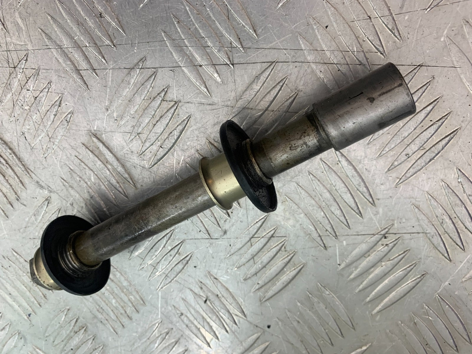 KAWASAKI KXF450 KXF 450 FRONT WHEEL SPINDLE YEAR 2013 CMB1217)