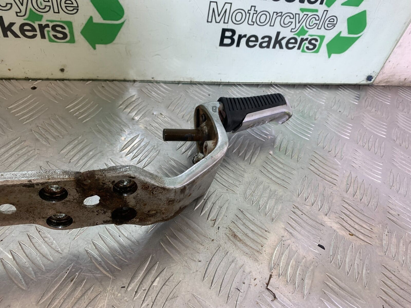 SUZUKI VS1400 VS 1400 INTRUDER FOOTRESTS AND BRACKET   YEAR 1988 (CMB1077)