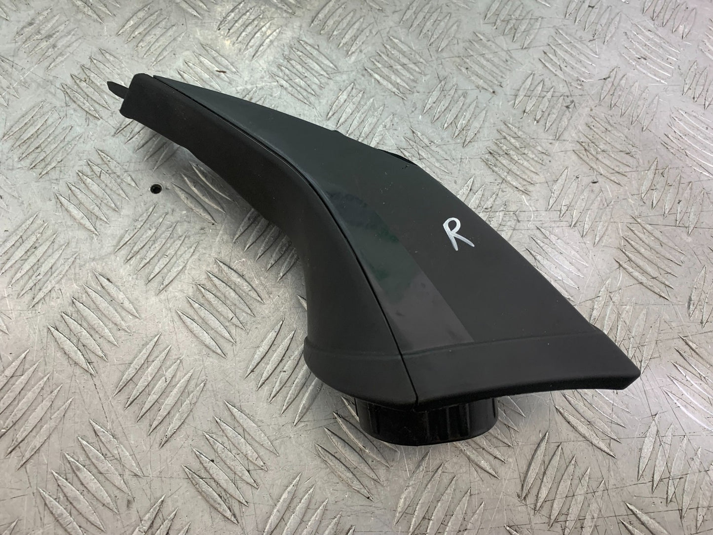APRILIA TUONO 1000 V4R RIGHT AIR TUBE  YEAR 2011-13  (CMB1316)