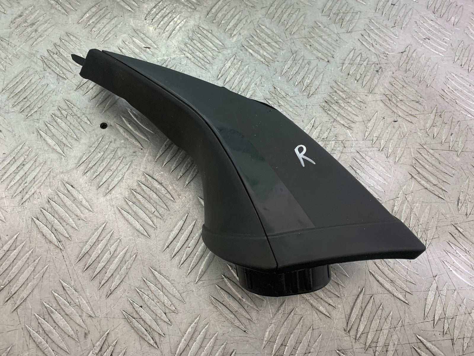 APRILIA TUONO 1000 V4R RIGHT AIR TUBE  YEAR 2011-13  (CMB1316)