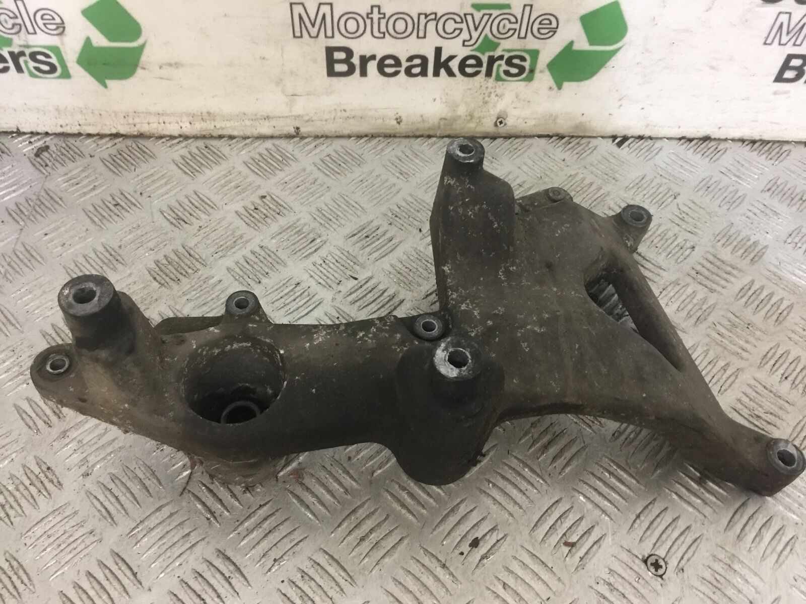 HONDA PANTHEON FES 125 EXHAUST BRACKET YEAR 2003-2007 (STOCK 827)