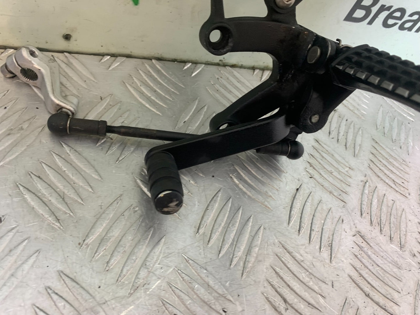 TRIUMPH 1050 SPEED TRIPLE FRONT LEFT HANGER  YEAR 2005-2007 (CMB1322)