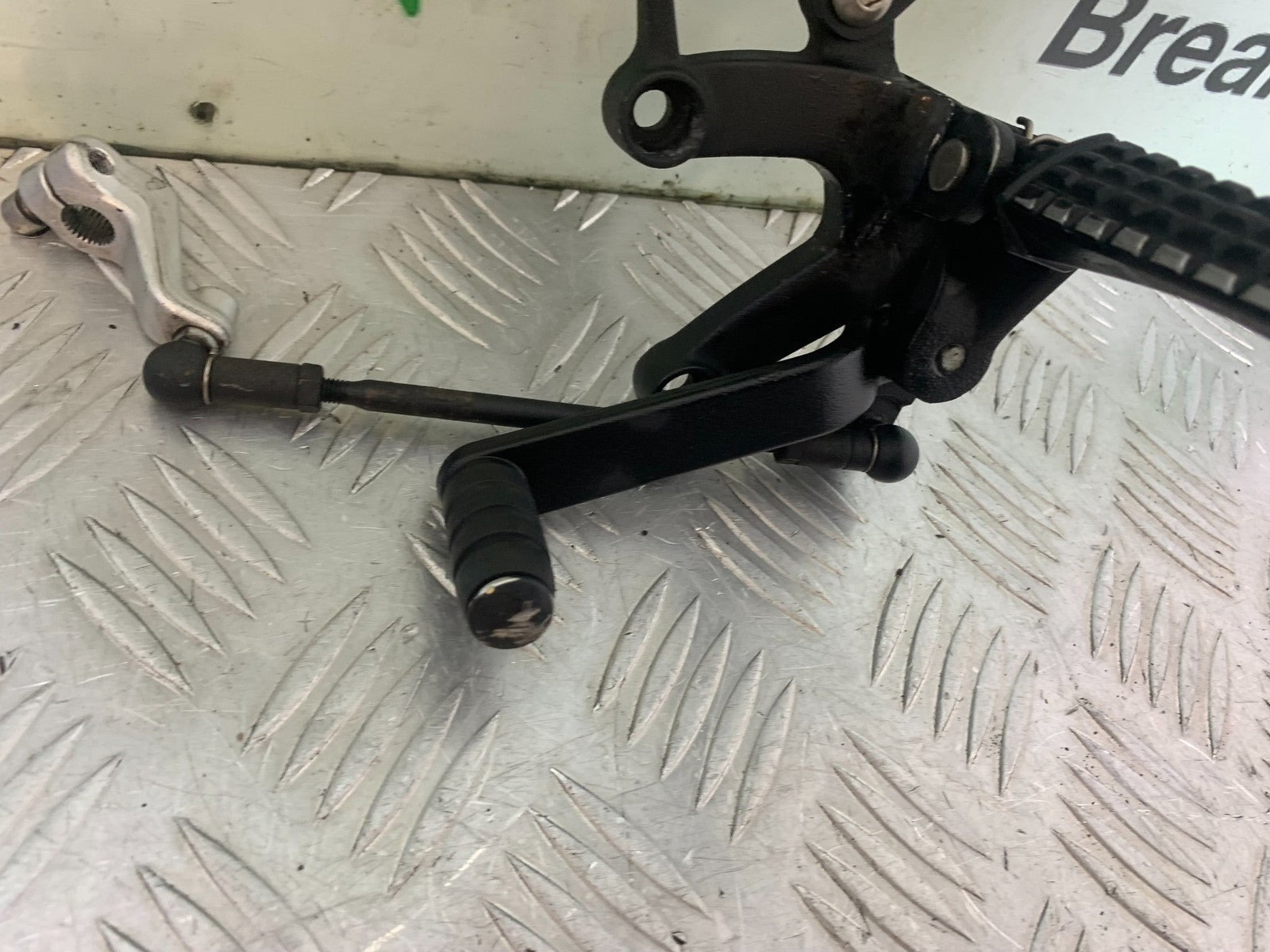 TRIUMPH 1050 SPEED TRIPLE FRONT LEFT HANGER  YEAR 2005-2007 (CMB1322)