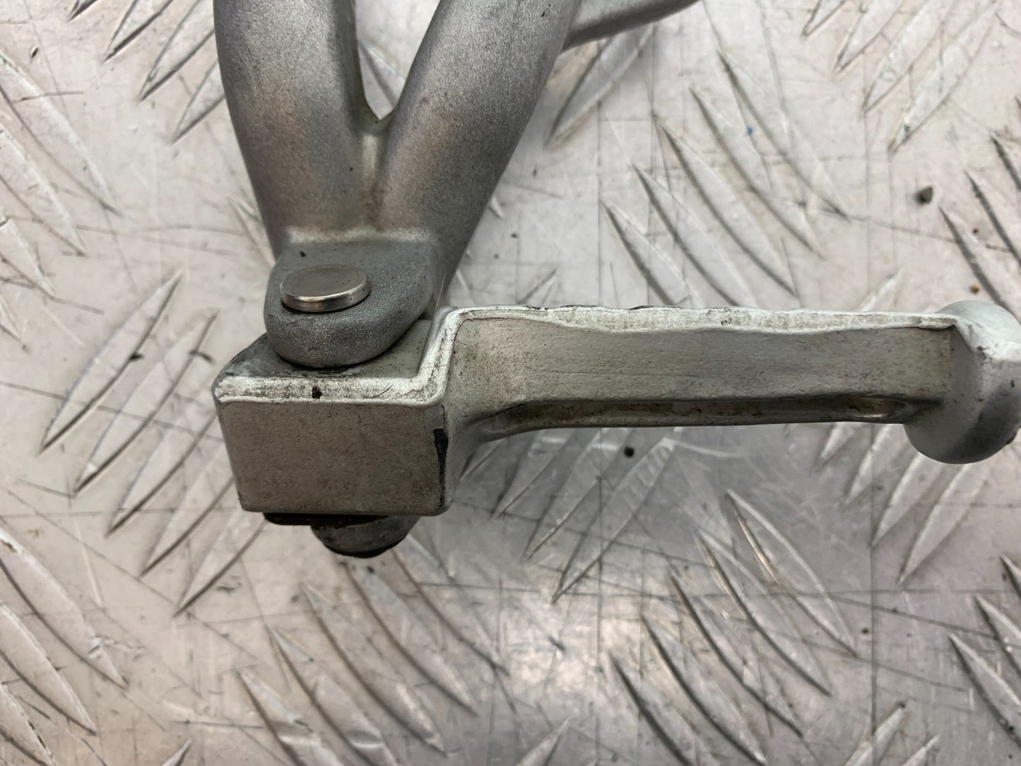 TRIUMPH 955i DAYTONA LEFT REAR HANGER AND PEG  YEAR 2002-2006 (CMB1229)