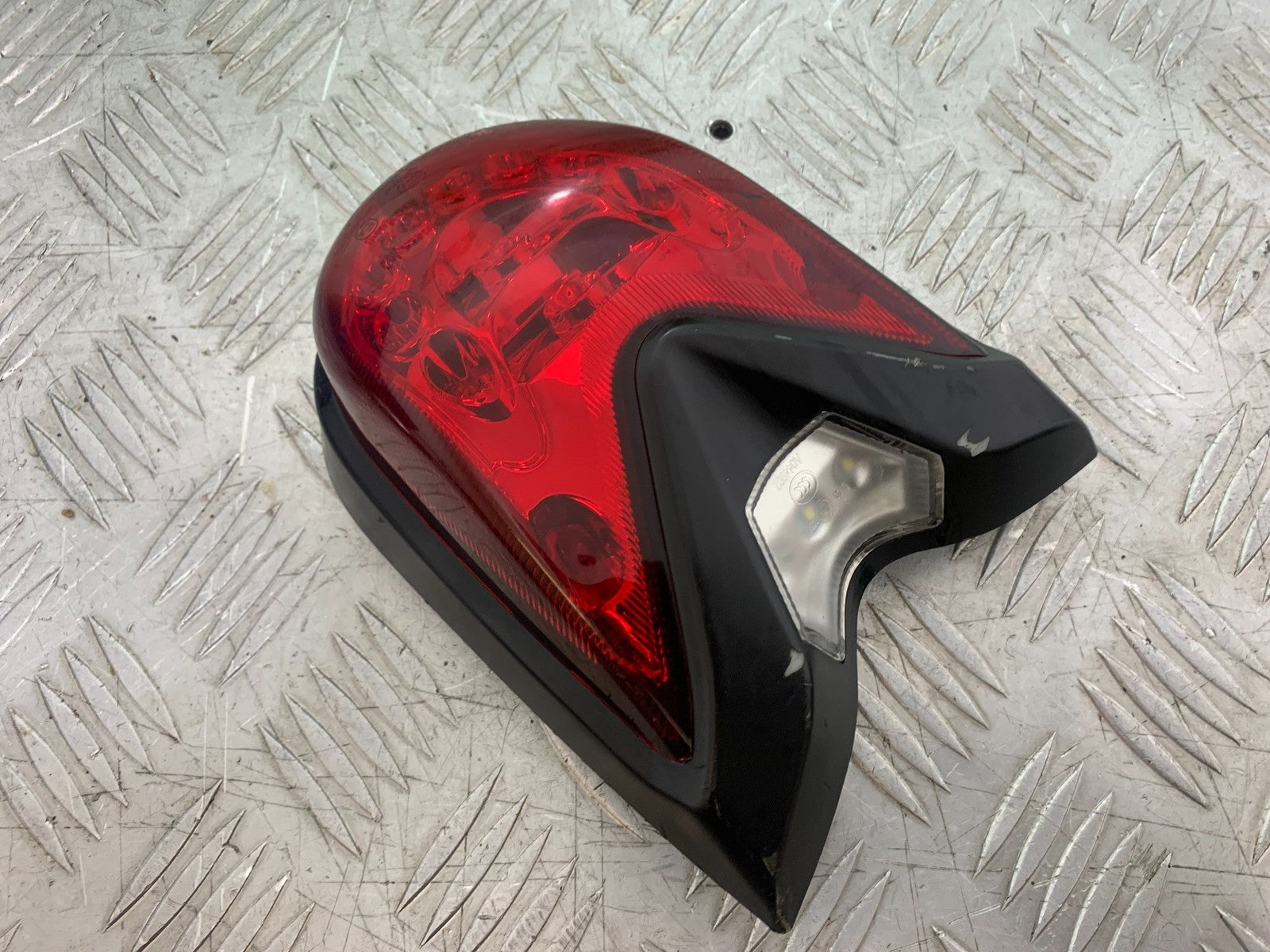 SINNIS HOODLUM 125 REAR LIGHT  YEAR 2021-2025 (CMB1196)