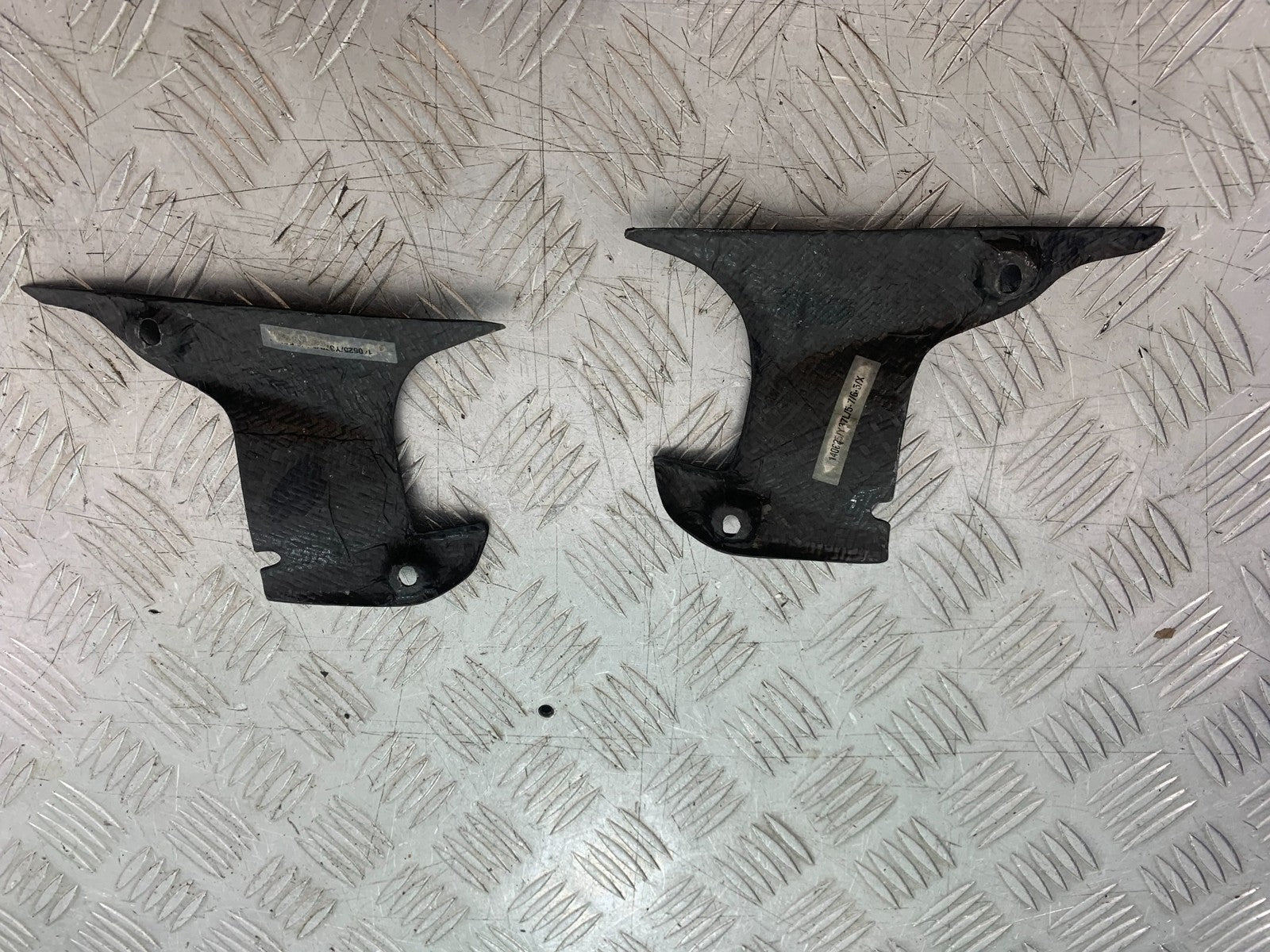 YAMAHA YZF R1 4C8 LEFT AND RIGHT CARBON INFILLS   YEAR 2007-2008 (CMB1237)