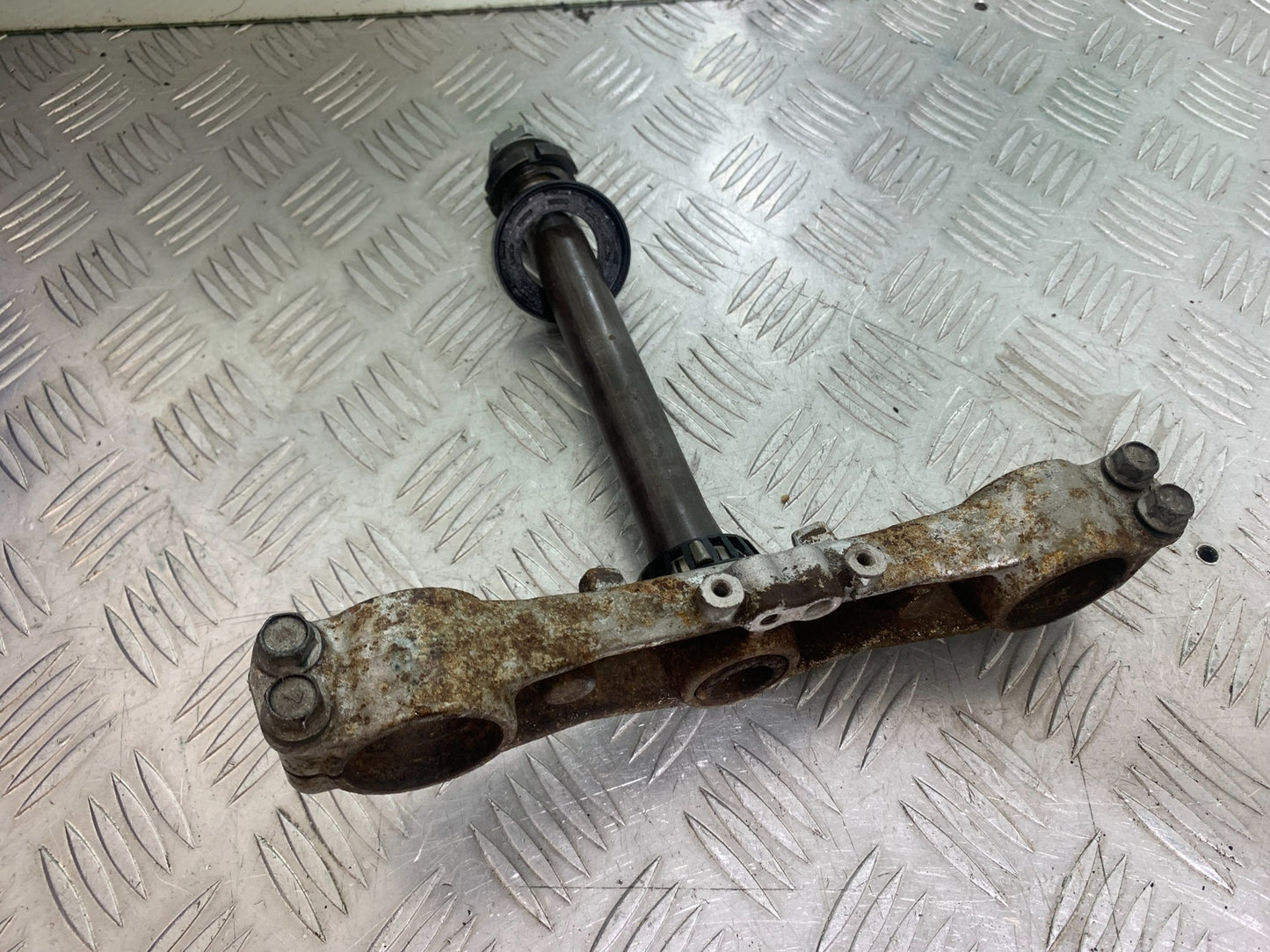 SUZUKI GSF600 GSF 600 BANDIT BOTTOM YOKE YEAR 2001-2003 (CMB1157)