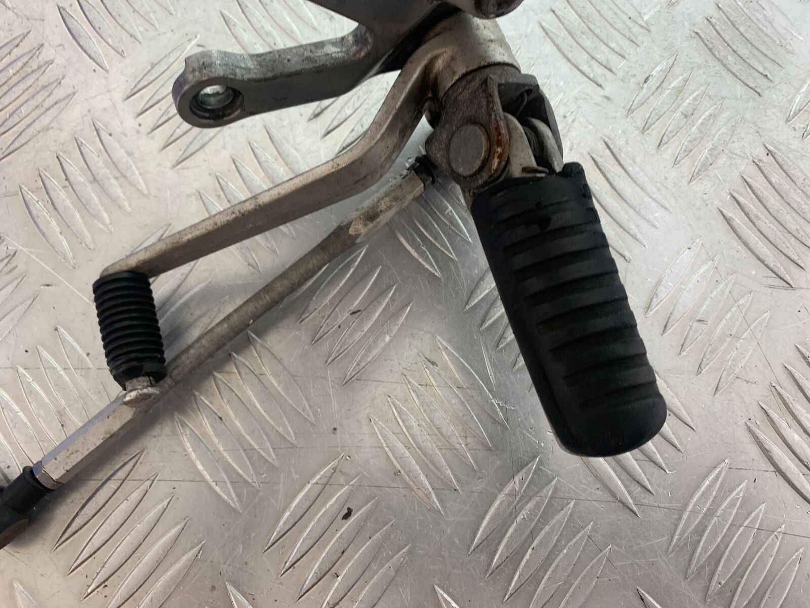 KAWASAKI ZX6R ZX6 J FRONT LEFT HANGER   YEAR 2000 (CMB1129)