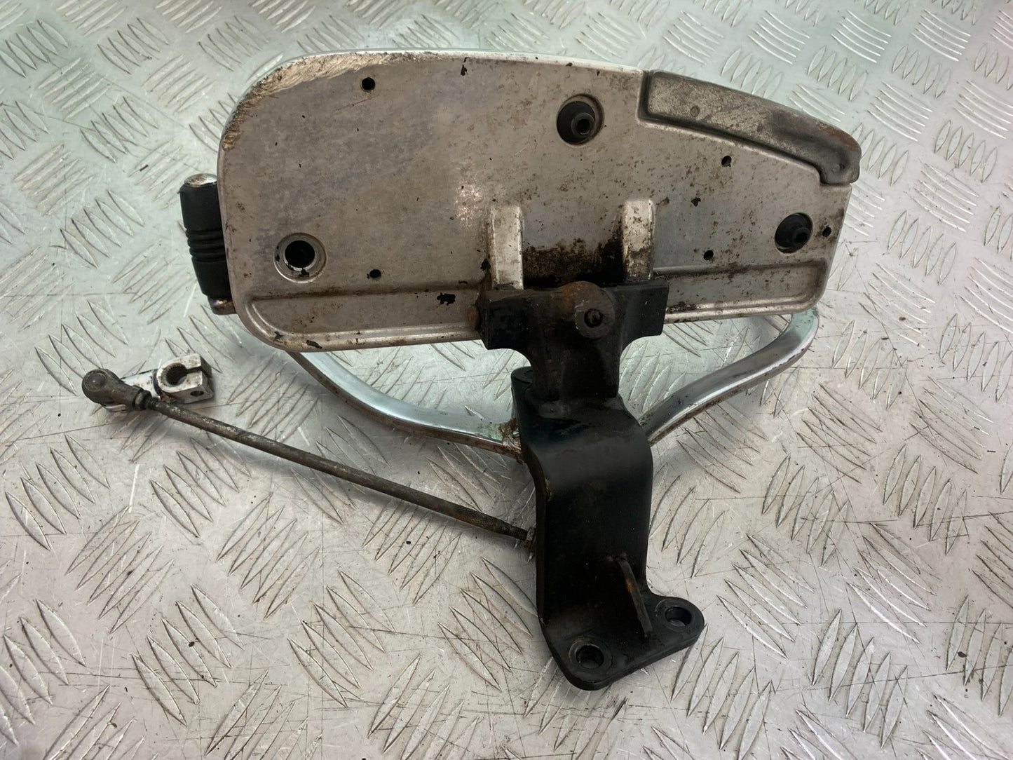 YAMAHA XVS 1300 MIDNIGHT STAR LEFT FOOTBOARD   YEAR 2007-16 (CMB1200)