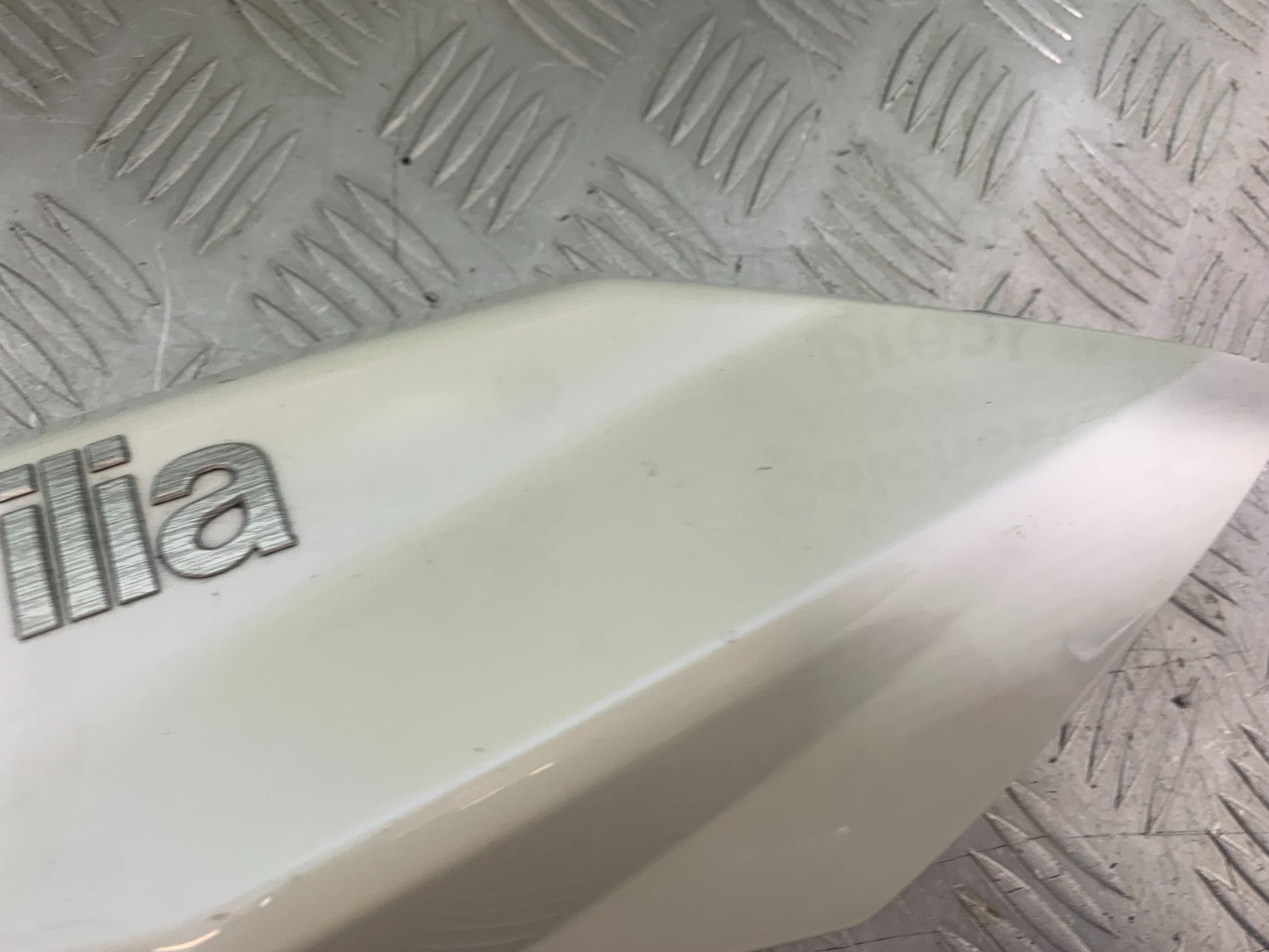 APRILIA SL750 SL 750 SHIVER RIGHT TANK PANEL   YEAR 2008-2016 (CMB1242)