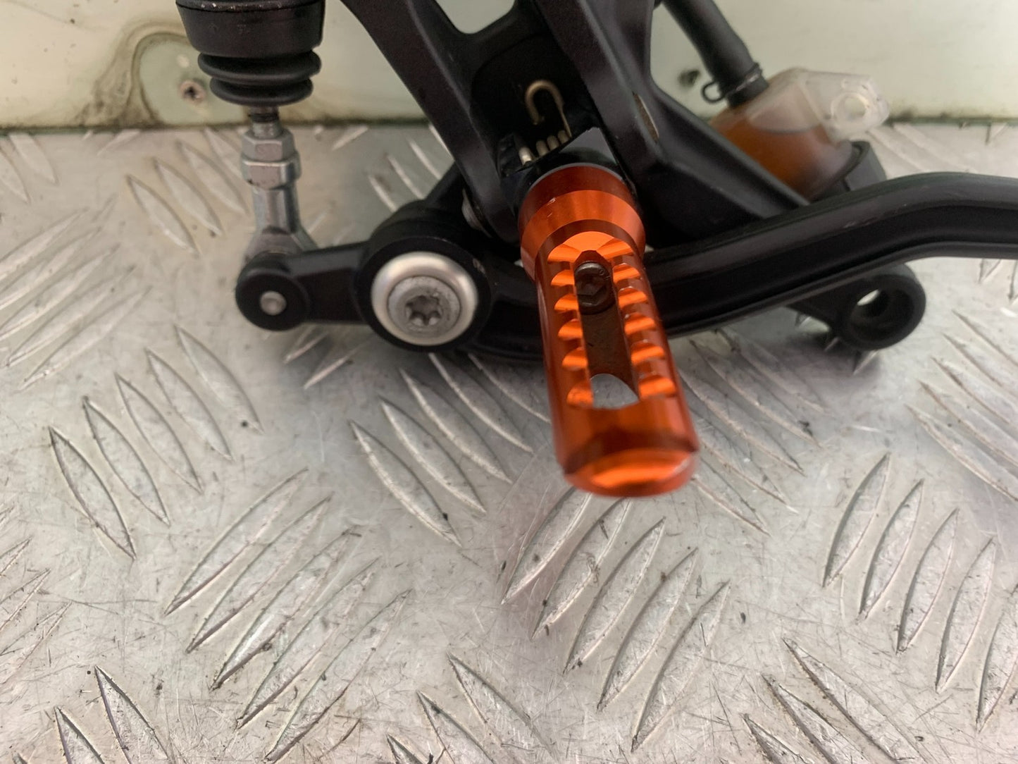 KTM 690 DUKE R LC4 RIGHT HANGER PEG REAR BRAKE PEDAL YEAR 2012-2015  (CMB1180)