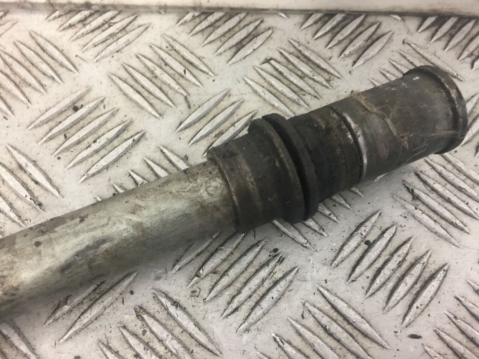 KAWASAKI ZX6R ZX6 J FRONT WHEEL SPINDLE  YEAR 2000  (STOCK 368)